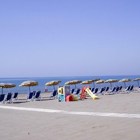 Park Hotel Бая Домиция Екстериор снимка