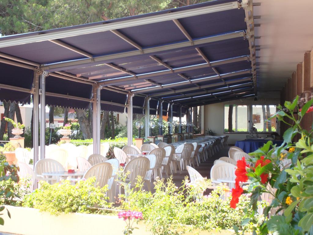 Park Hotel Бая Домиция Екстериор снимка